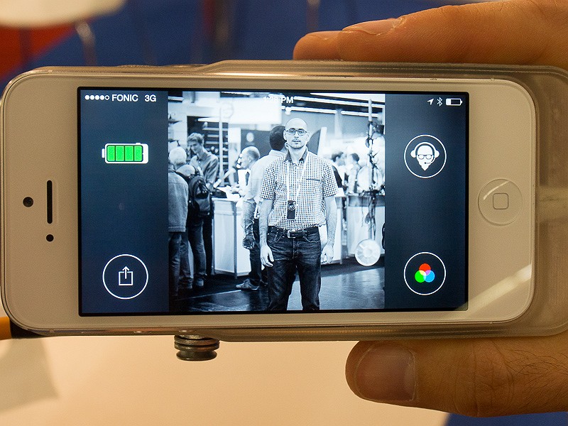 右下のアイコンから、撮影画像の白黒変換が簡単に行なえる。そのうえにあるのはカメラマンによるレクチャーボタンらしい