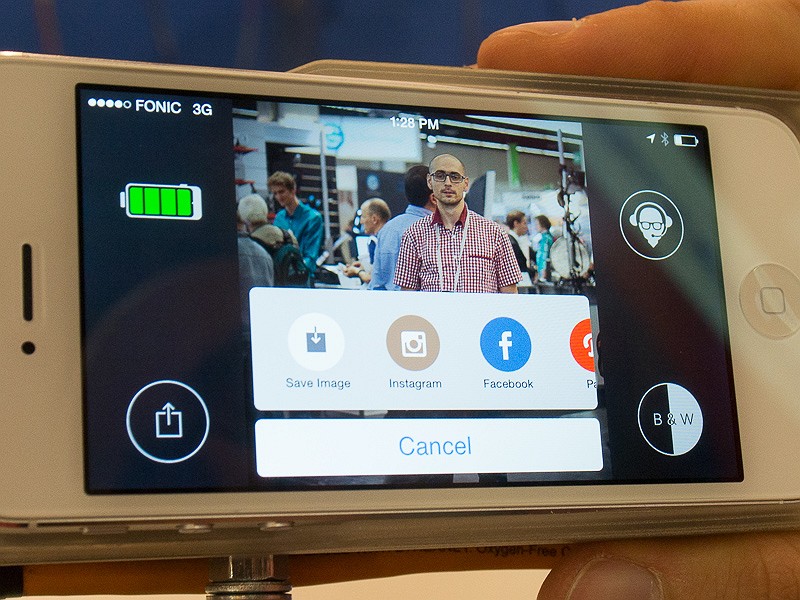 撮影画像はすぐにiPhoneの機能を使ってすぐに共有できる
