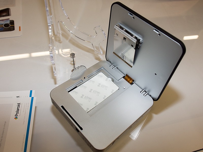 背面を空けるとZinkによるプリント機能を備えている