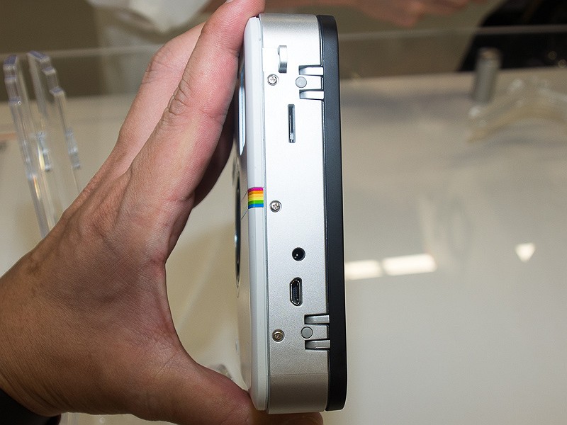 本体側面。4GBの内蔵メモリに加えてmicroSDカードに対応