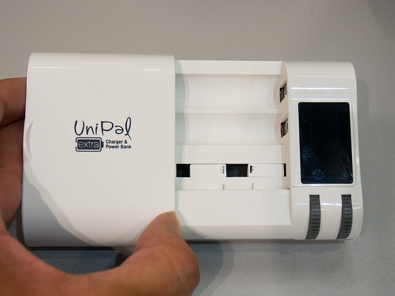 接点の位置を動かすことで300種類以上のデジカメバッテリーと充電式の単3形乾電池を充電できるそうだ