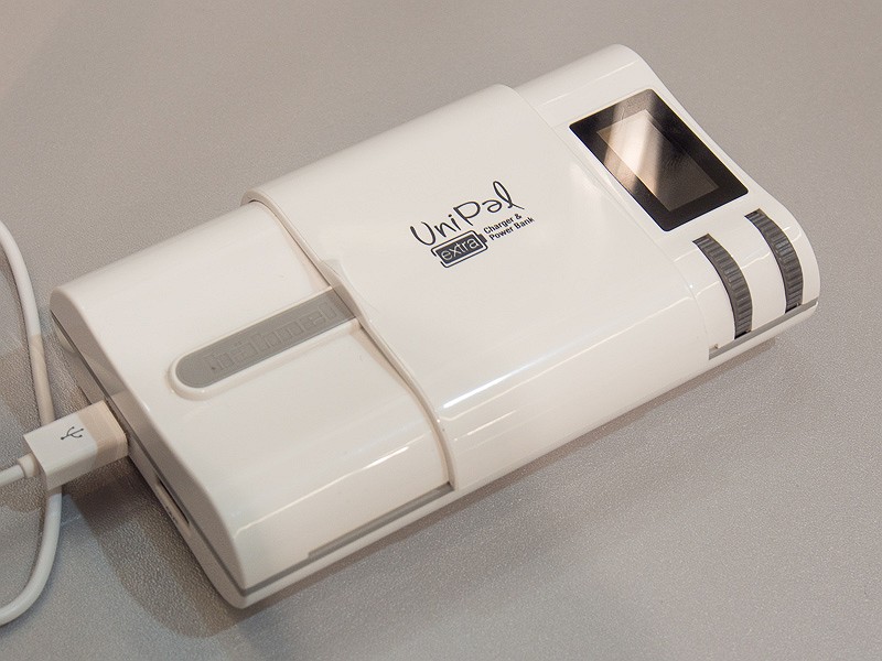 2,200mAhのモバイルバッテリーを内蔵している