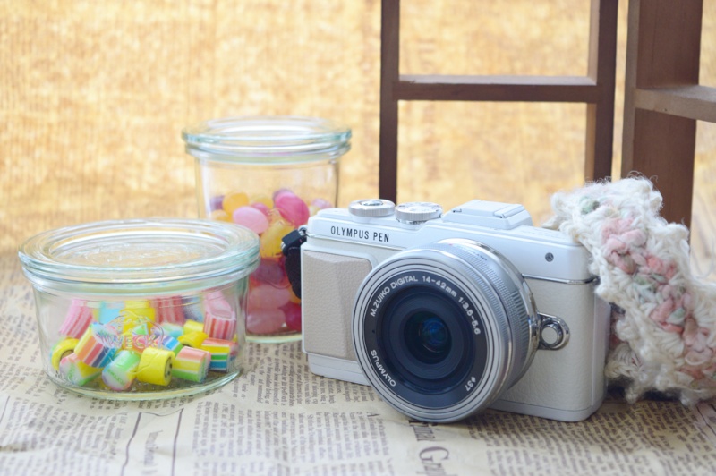 OLYMPUS PEN Lite E-PL7は、9月20日発売の新製品。写真の標準ズームレンズが付属するレンズキットは、8万1,000円前後です。