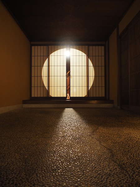 夜の街歩き。ふと長く伸びた道の先を見るとかわいらしい「いらっしゃいませ」が。タイプIで黄色系の色を選択して照明のグラデーションを強調しました