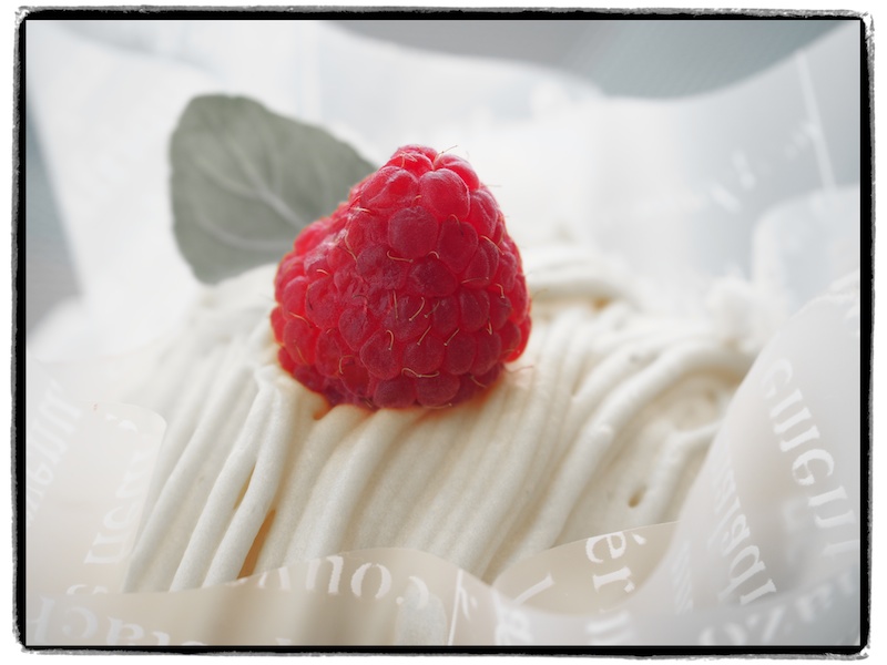 ベリーの赤が強調されるのと同時にミントの葉の緑も色味が残りました。そこにフレーム効果をプラスしてポップなイメージに