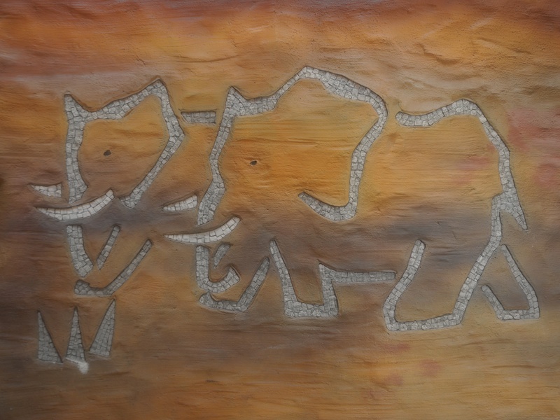 茶色い壁に描かれた絵をかわいらしく見せたかったのでオレンジっぽく温かい色味が残るようにカラーリングを回し、ふんわりとソフトフォーカスをかけました。現実的な壁画もほんの少しの工夫でかわいいアートに！