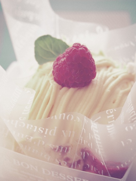 実際はモンブランのクリームはもっと鮮やかなオレンジ色ですが、退色効果でクリーム色になっています。露出補正をプラス0.7して明るさを増してさらにほんわか仕上げてみました