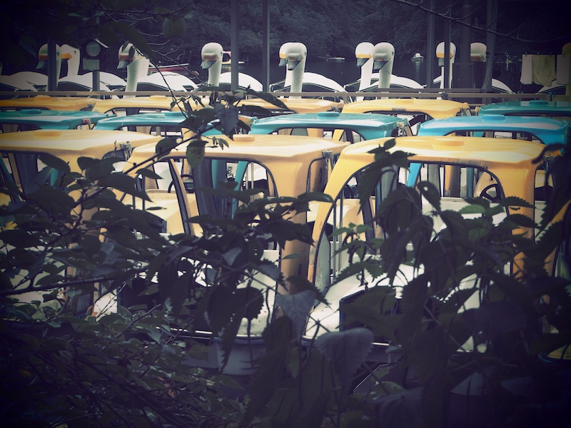 湖面に浮かぶボートを懐かしくも硬調に描くために、タイプIIIを選択。ピンホール効果を加えて、覗き見しているようなイメージに