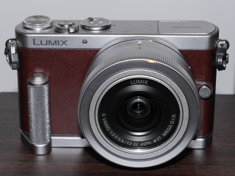 ハンドグリップを装着したGM5（左）とGM1S（右）