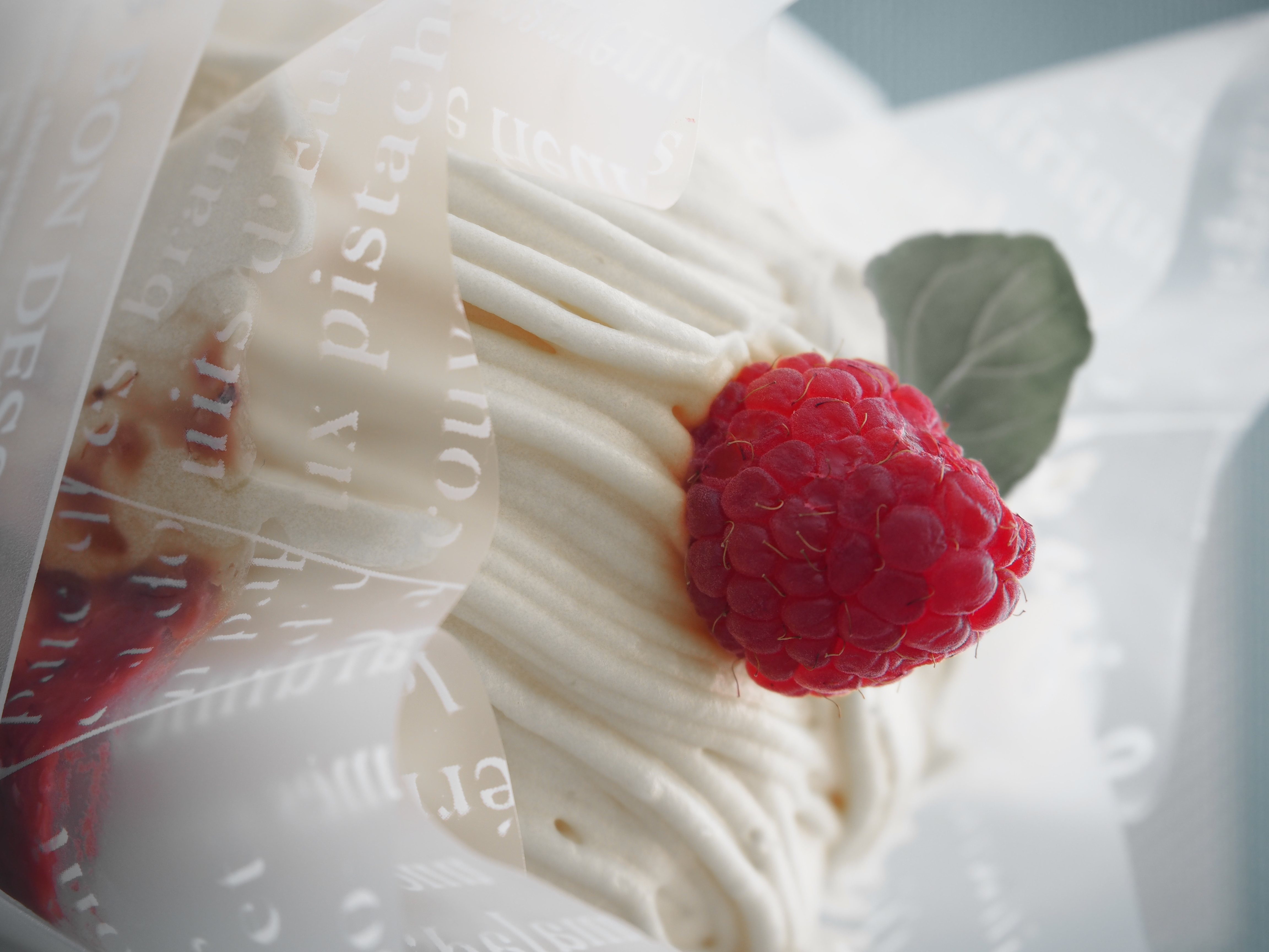 アートフィルター：パートカラー（タイプII）。選択した赤だけでなく、ミントの葉の緑が少し残っているのがタイプIIの特徴です。E-PL7／M.ZUIKO DIGITAL ED 14-42mm F3.5-5.6 EZ／ISO200／F5.6／1/25／+0.7EV／WB:オート／42mm