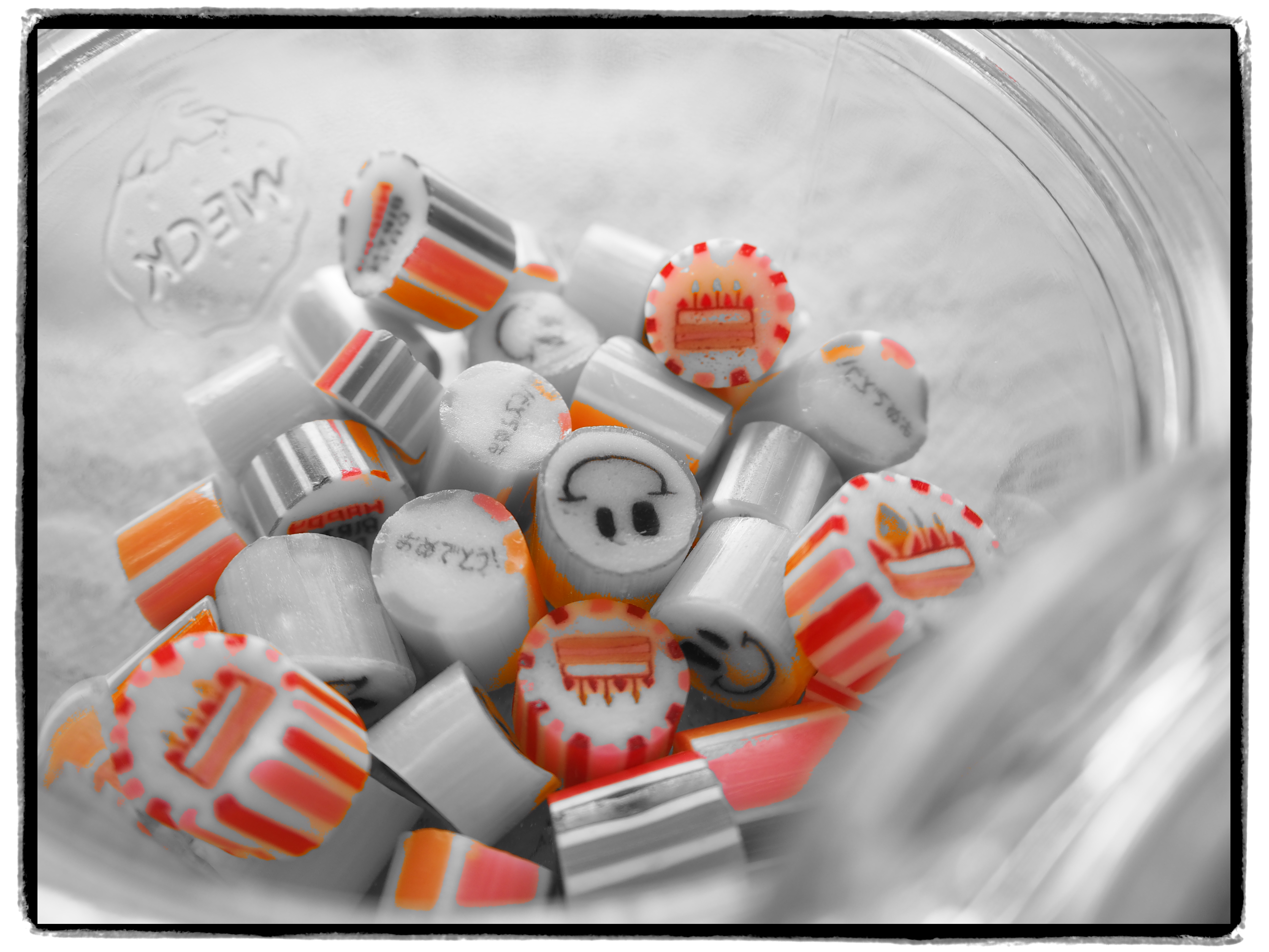 アートフィルター：パートカラー（タイプIII）。選択した色味だけを残します。他の色が消えたことにより、バースデーキャンディだという情報だけが残りました。E-PL7／M.ZUIKO DIGITAL ED 14-42mm F3.5-5.6 EZ／ISO200／F3.5／1/60／+1EV／WB:オート／14mm