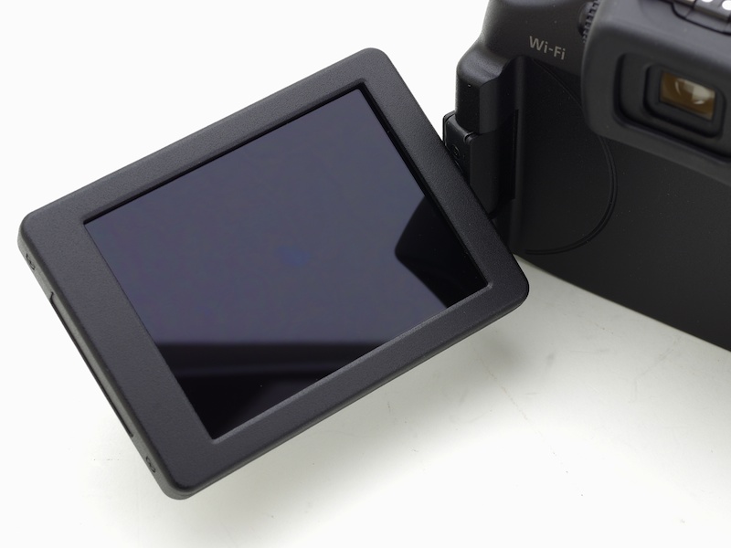 3型約92.2万ドットのバリアングル式液晶モニターを備える