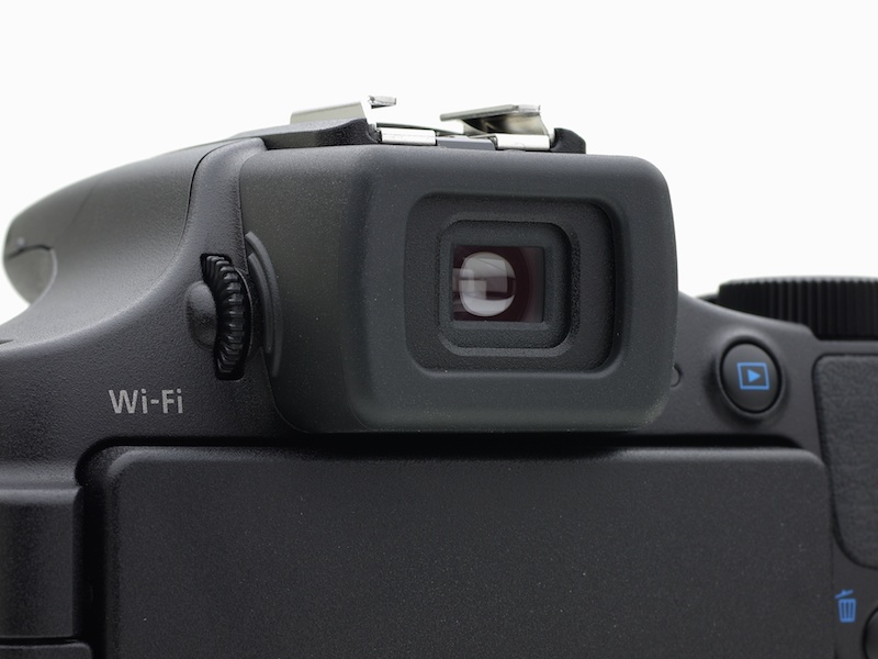 望遠撮影にうれしいEVFも。ドット数は約92.2万