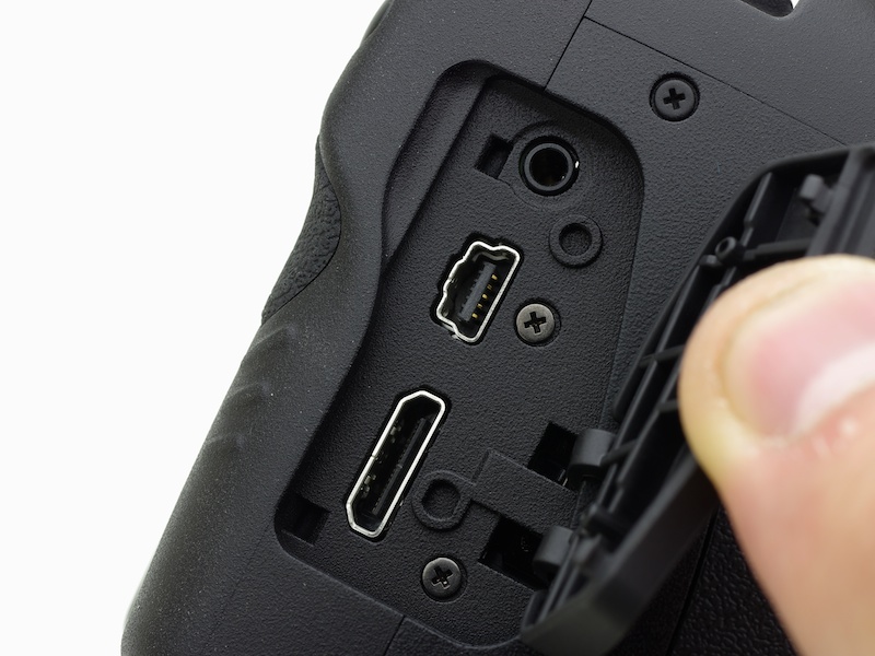 インターフェイスパネル。上からリモコン端子、A/V OUT・DIGITAL端子、HDMI端子