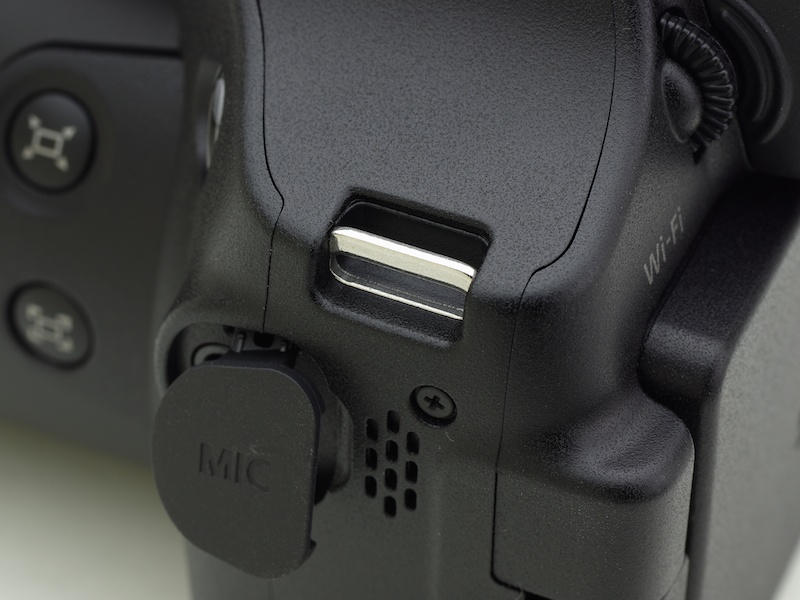 ストラップ取り付け部