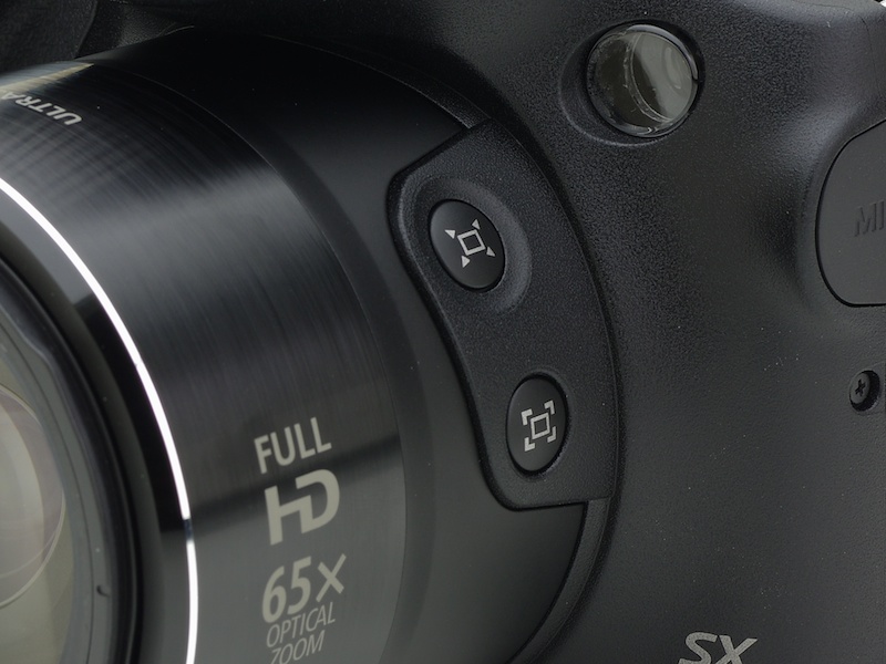 上がフレーミングアシスト-探索ボタン、下がフレーミングアシスト-固定ボタン。一時的に画角を広くし、被写体を探しやすくする新機能だ