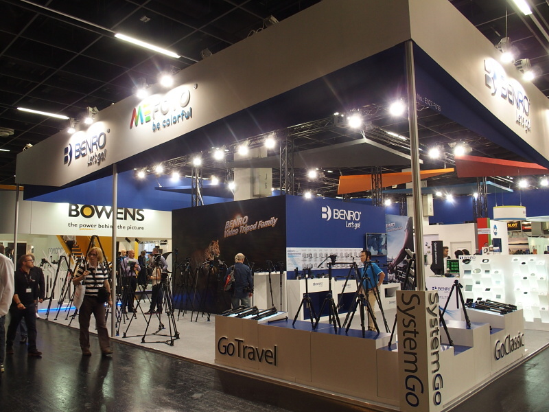 BENROブース。スチルカメラ用三脚だけでなく、近年はビデオ用三脚にも注力しているのがわかる。また右奥には、国内展開していないレンズフィルターも見える。もともとは三脚メーカーだが、周辺用品の構築にも余念がない