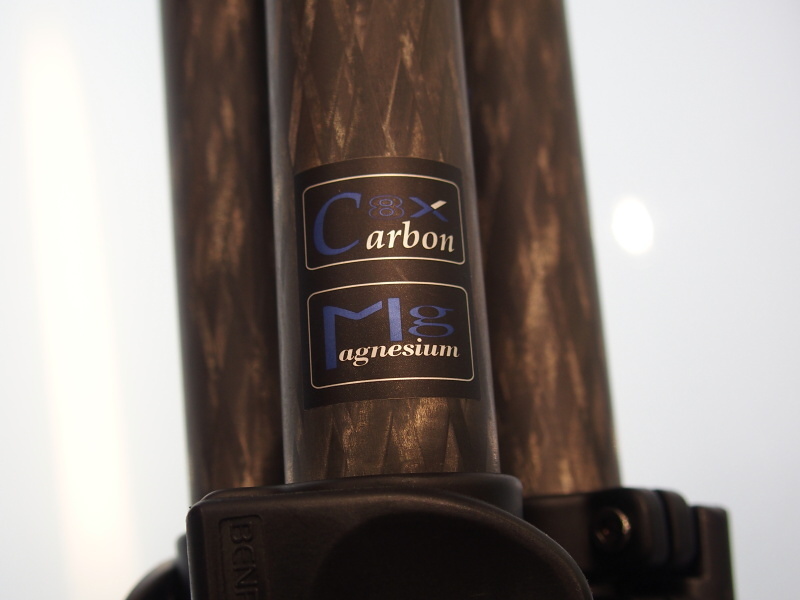 カーボンモデルの脚は8層式カーボン。開脚部はマグネシウムであるのが、貼付されるステッカーからわかる。金属モデルでも同様に脚部はアルミニウム、開脚部マグネシウムの表記が貼付される