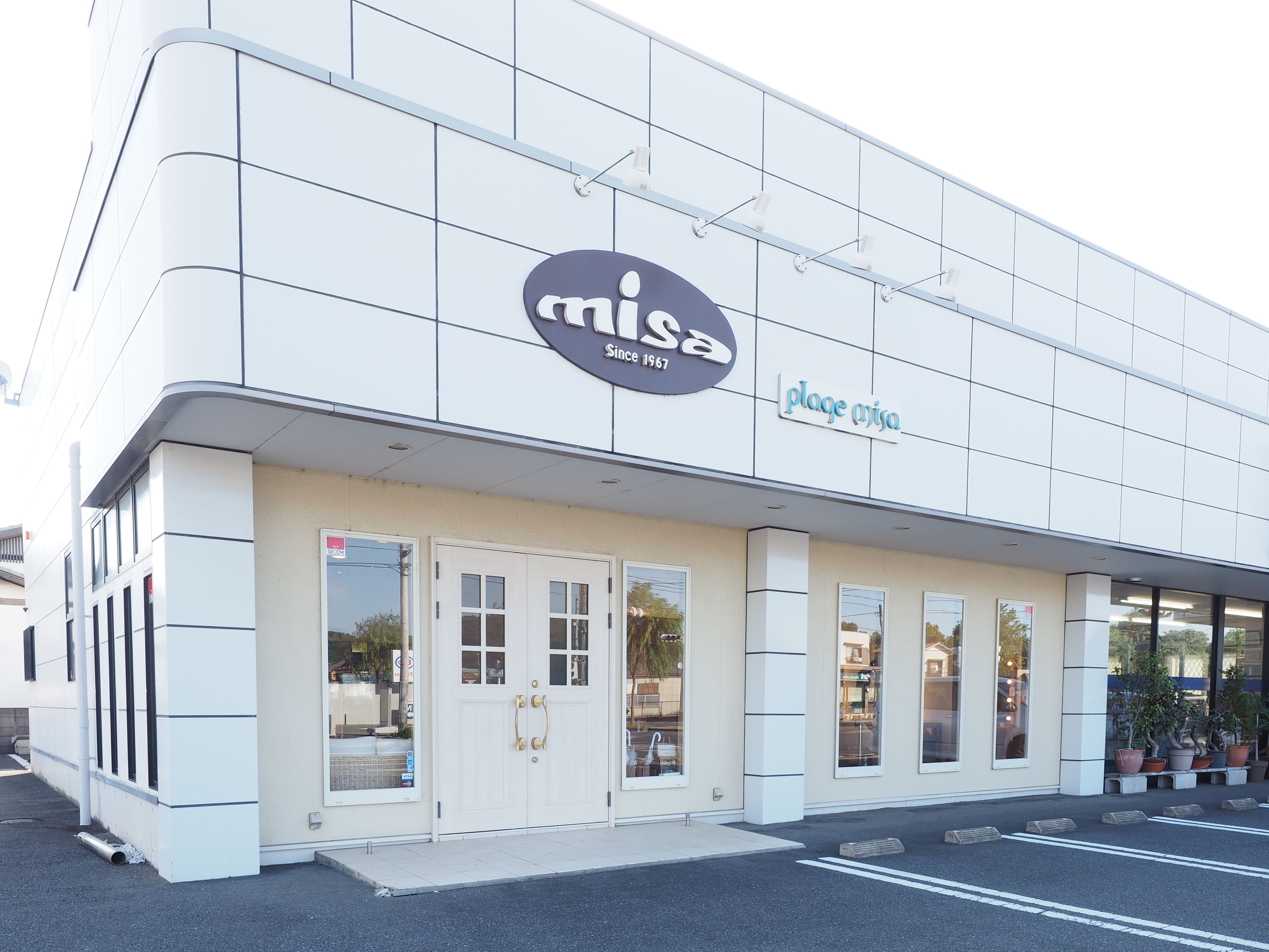 デジタルシフトON：同じ位置から撮影。上下方向のデジタルシフトで建物上部を拡大した。建物中心部扉の柱が垂直になるように調整。E-M1／M.ZUIKO DIGITAL ED 12-40mm F2.8 PRO／ISO200／F6.3／1/100／0EV／WB:オート／12mm