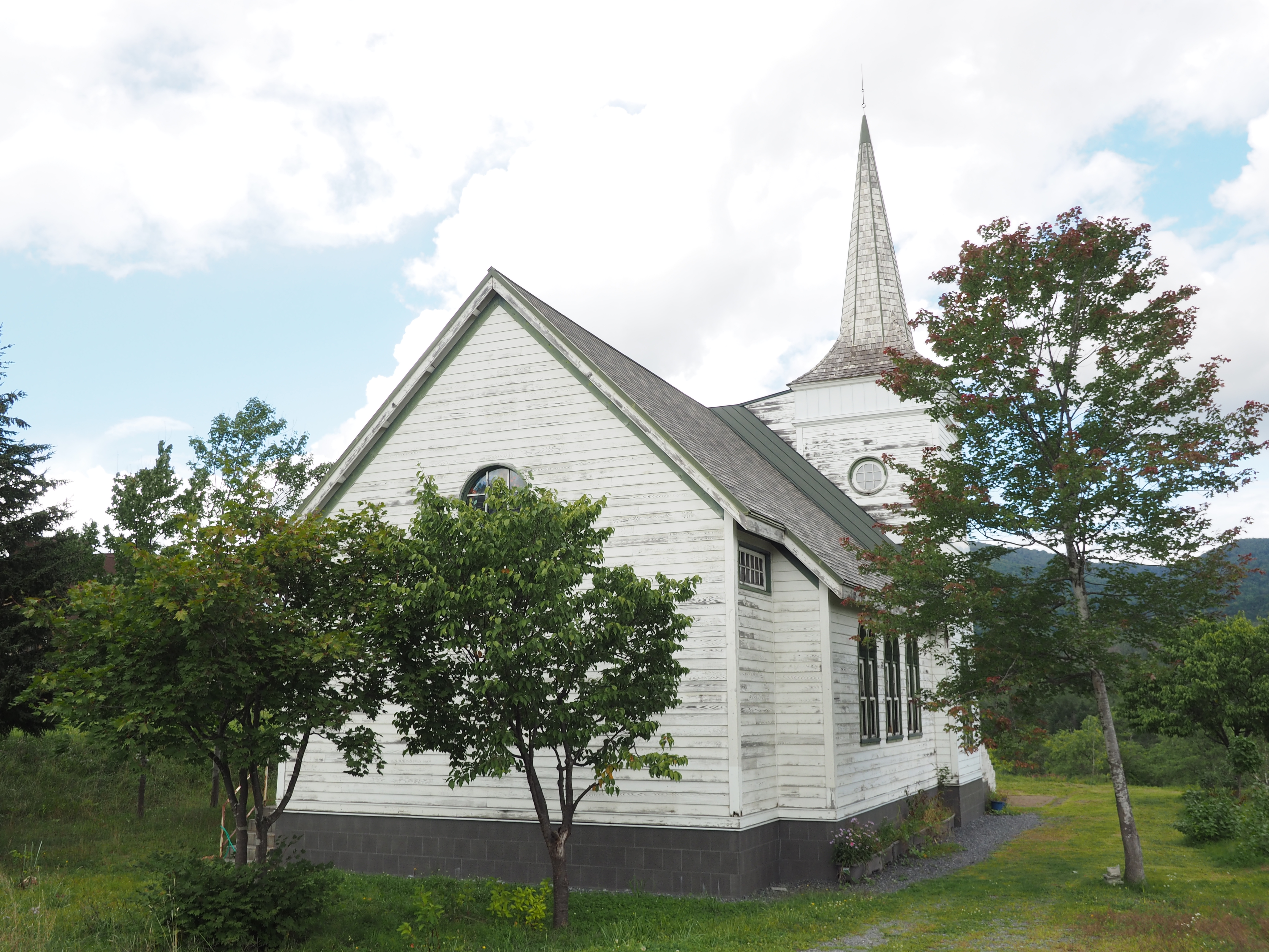 デジタルシフトOFF：30mm相当（35mm判換算）で撮影。建物から少し離れて撮っているが、やはり上すぼみで塔も傾いて見える。E-M1／M.ZUIKO DIGITAL ED 9-18mm F4-5.6／ISO200／F7.1／1/200／0EV／WB:オート／15mm