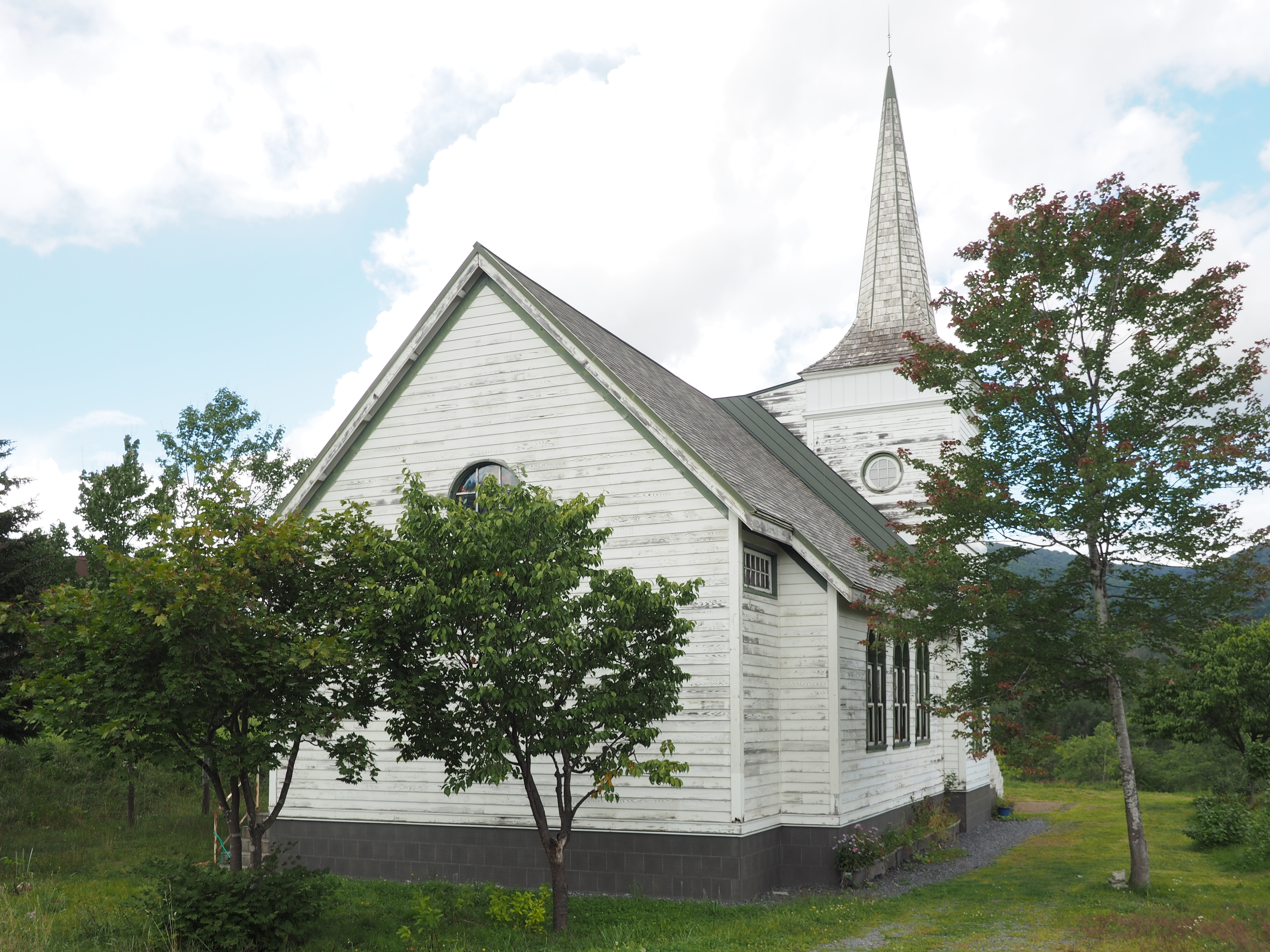 デジタルシフトON：同じ位置から撮影。上下方向のデジタルシフトで建物上部を拡大した。建物の柱が垂直となり、教会の塔もまっすぐに立つ。全体にすっきりとしたフォルムとなった。E-M1／M.ZUIKO DIGITAL ED 9-18mm F4-5.6／ISO200／F7.1／1/200／0EV／WB:オート／15mm