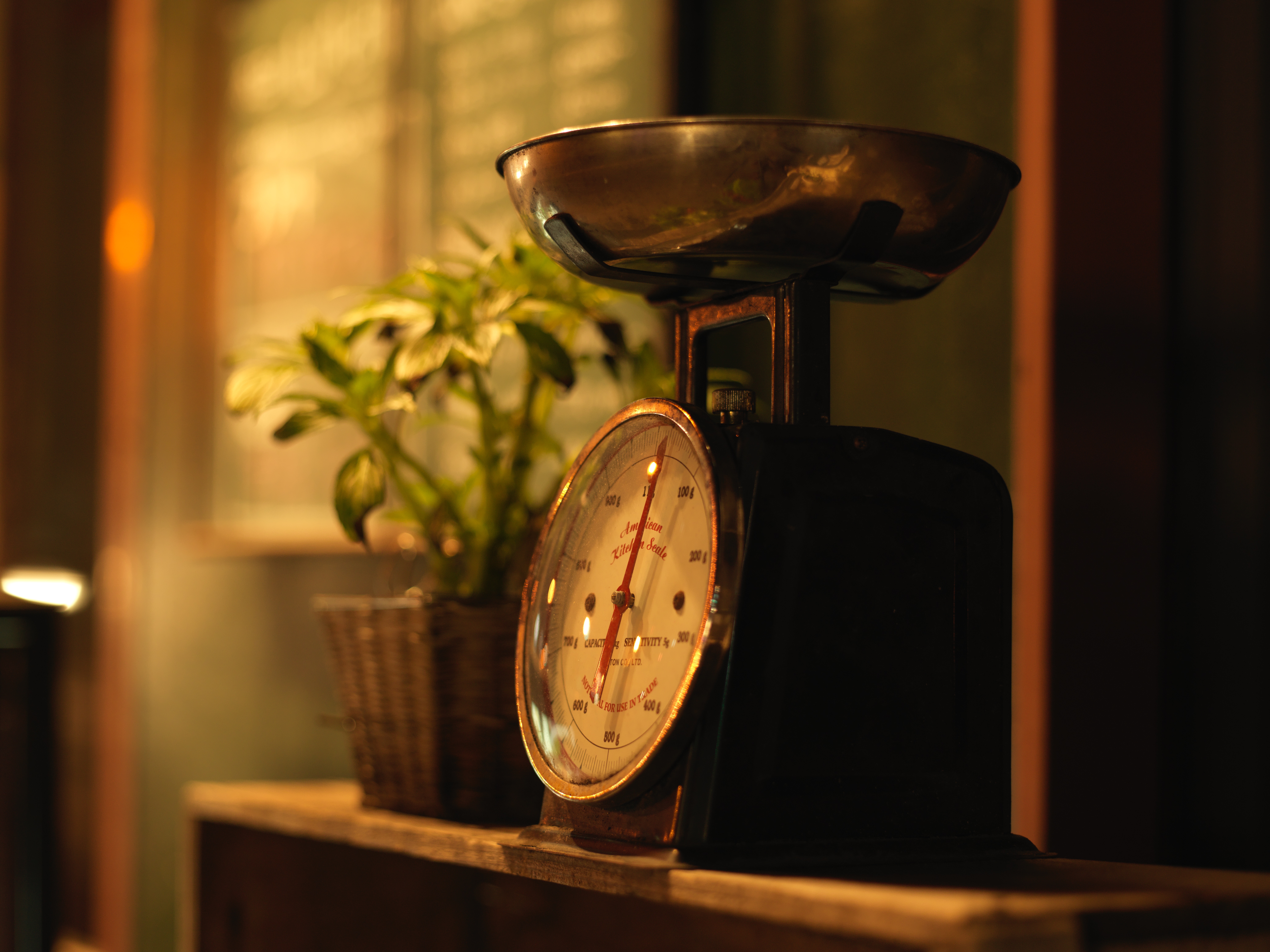 スープカレー屋さんの前にディスプレーしてあった、おしゃれな量りを撮影。ISO800で撮影したがノイズなどは全く気にならない。絞り開放でもしっかりと合わせれば、ピント位置はシャープでボケも美しい。Hasselblad C 80mm T* / 1/8秒 / F2.8 / ISO800