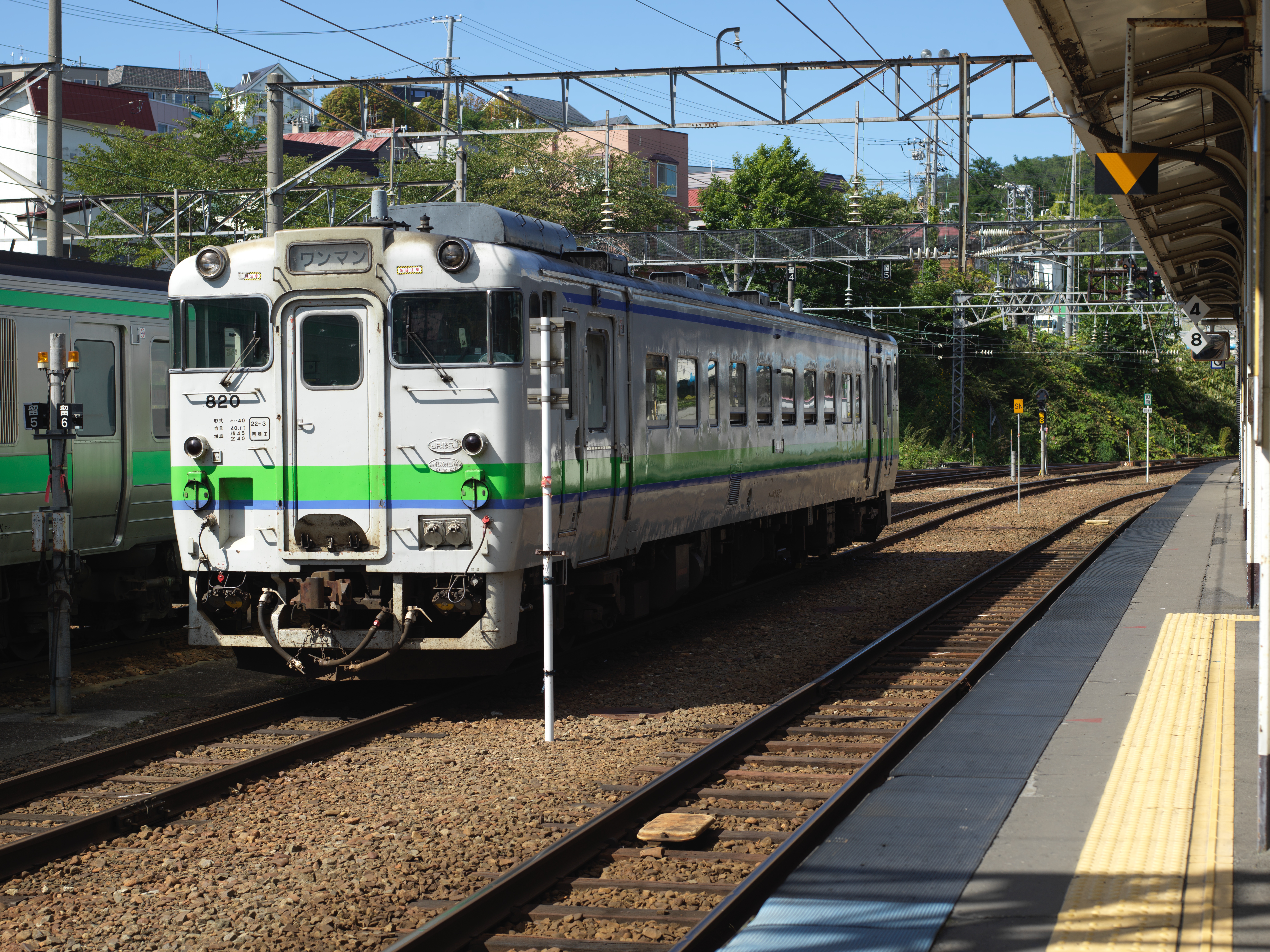 小樽駅で列車を撮影。サイド光で明暗差が激しかったが、白飛びや黒つぶれはほとんどない。ダイナミックレンジはとても広く、列車の陰部分の石や線路のディテールまでしっかりと確認できる。Hasselblad C 80mm T* / 1/250秒 / F8.0 / ISO100