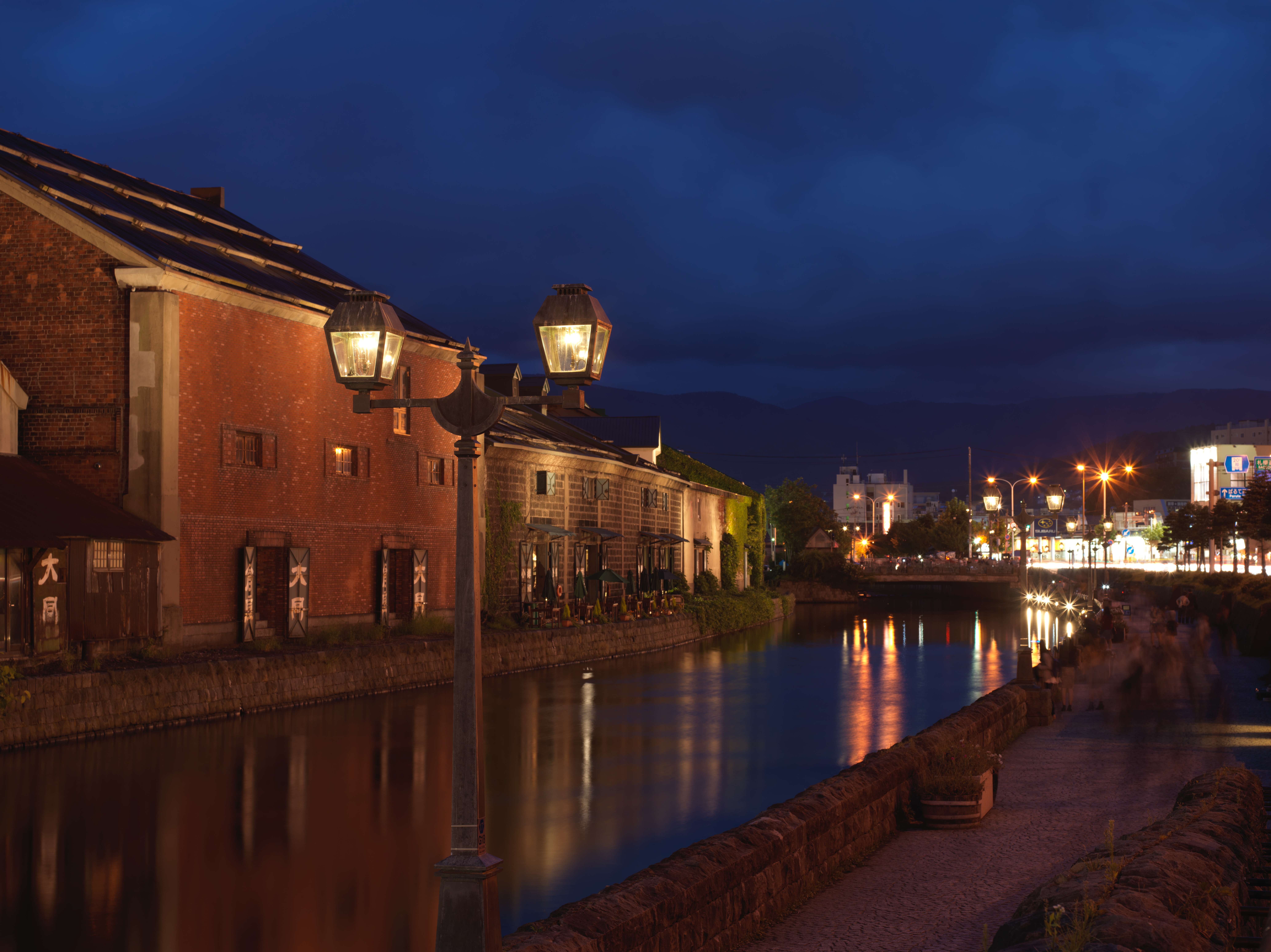 小樽運河を12秒間の長時間露光で撮影。輝度ノイズの発生もなく、とてもクリアな印象だ。街灯などのディテールまで鮮明に写っている。Hasselblad C 80mm T* / 12秒 / F8.0 / ISO100