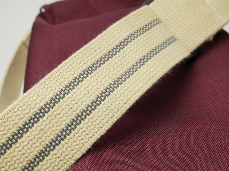 ストラップの滑り止めゴムも引き続き採用。ストラップはコットン製