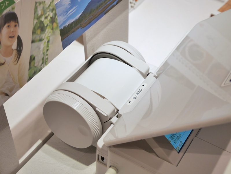 現行カラリオシリーズで唯一のロールタイプの用紙に対応。用紙は本機にあわせて新たにラインナップされた