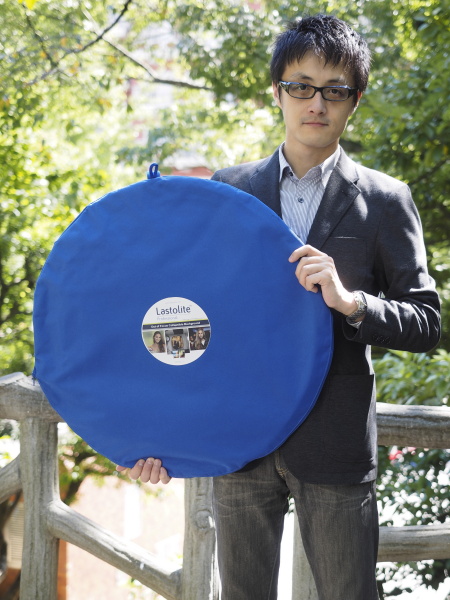 「アウトオブフォーカス背景」をケースに収納した状態。収納時の直径は約76cmで、この状態なら携帯性に問題はない