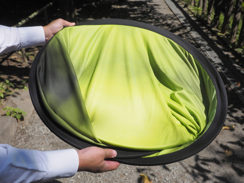 ケースから「アウトオブフォーカス背景」を取り出した状態。いわゆる丸レフと同じ容量で展開・折り畳みをする