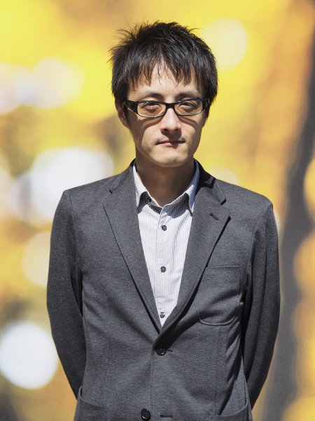 「海辺」をリバースさせて「秋の葉」を背景にして撮影。人物に当たった直射光と背景の光の方向が異なり違和感がある