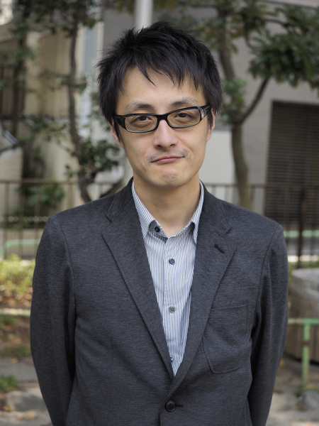 被写体となる人物に日陰に移動してもらい、光の方向性がないフラットな条件にした