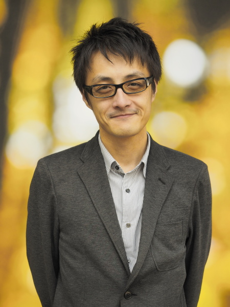 RAW現像時にホワイトバランスを日陰に変更。青味がかっていた人物の色味が背景と同じ温調となり、さらに背景と馴染ませることができた