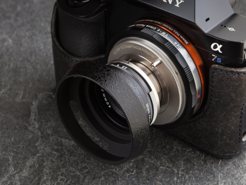 トラディッショナルな三穴スリットフードにレザートーン塗装を施してある