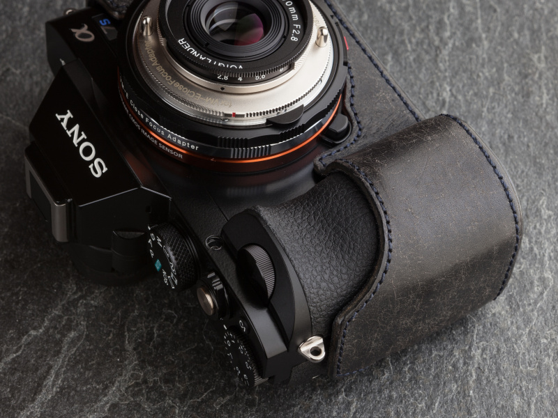 使用数カ月でネイビーがだいぶ黒っぽくなった。プエブロはエイジングの進みが早い