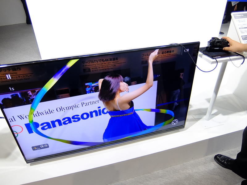 大画面のテレビにカメラの映像を写しながら採用するコマを選ぶことができる