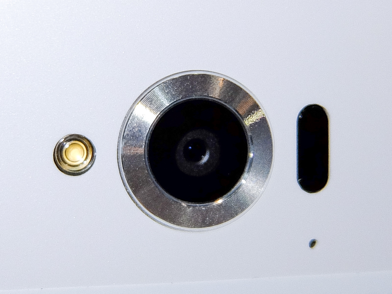 レンズ部分は、一般的はスマートフォンと大きく変わる外観ではない