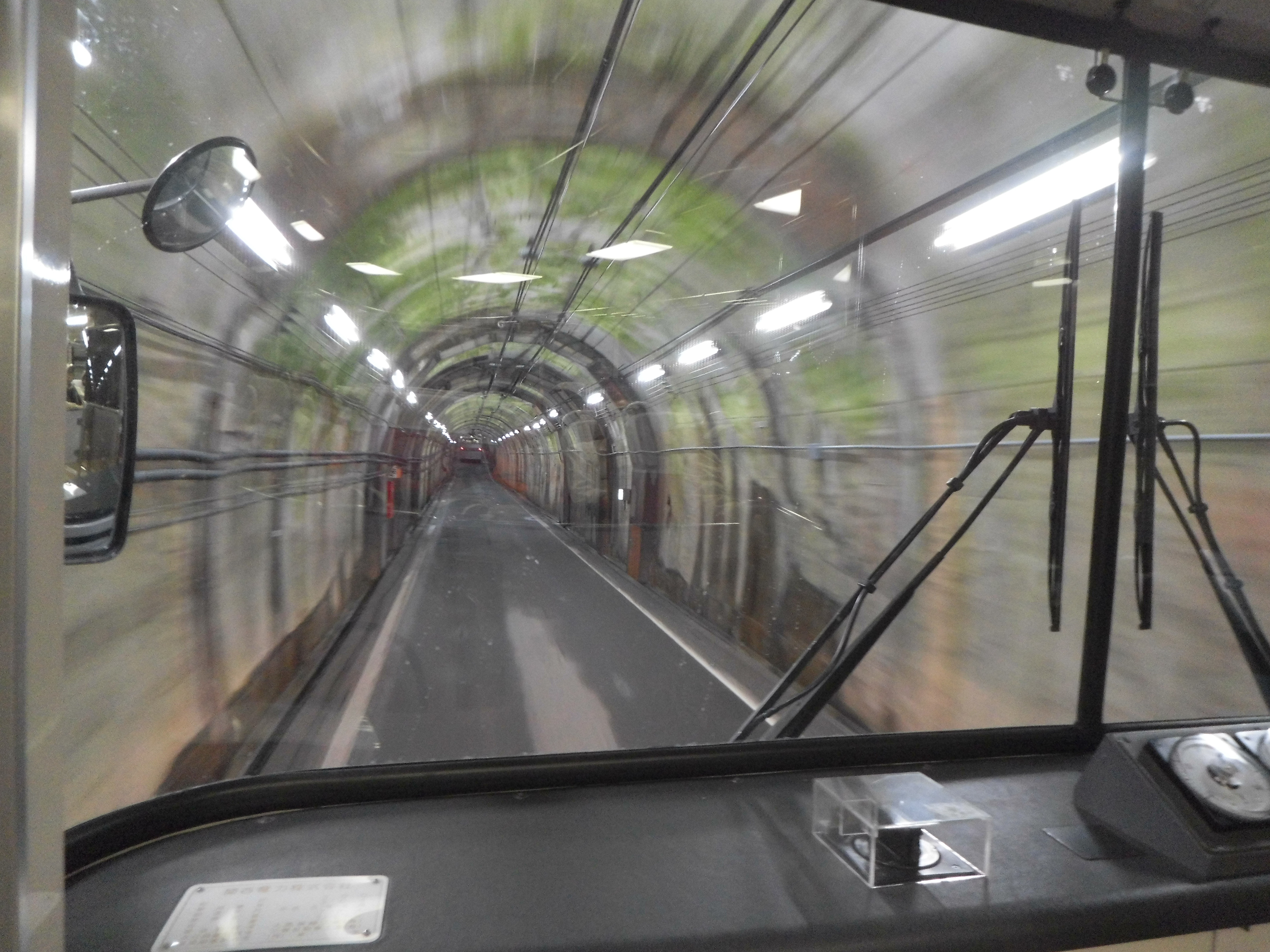 扇沢駅から関電トンネルトロリーバスで黒部ダムへ向かう。1/25秒 / F2.8 / ISO500 / オート / 3.8mm