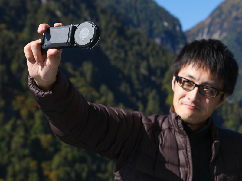 携帯電話のようなスタイルのほか、さまざまなスタイルで撮影できる