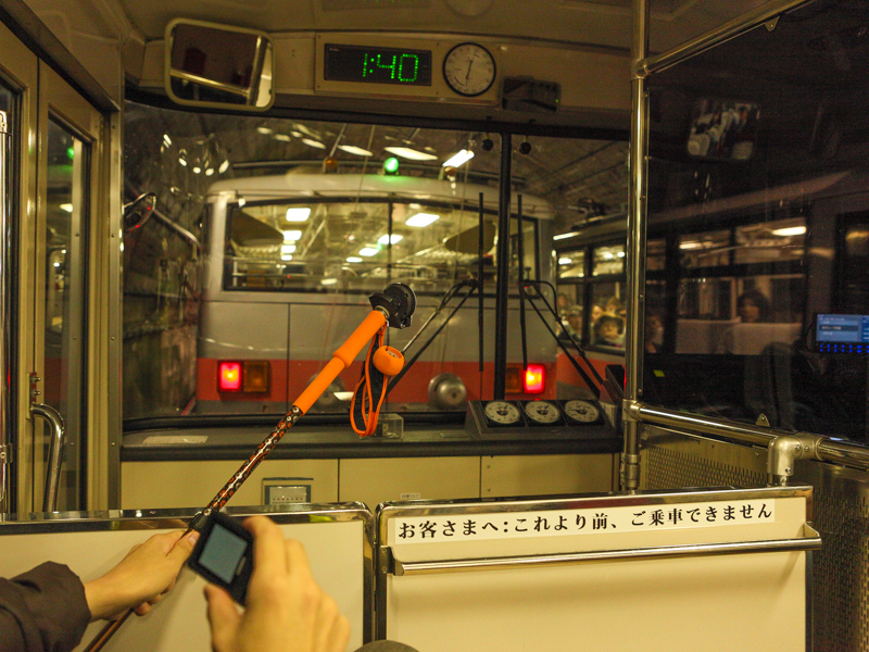 トロリーバス内でもポールを使って撮影した