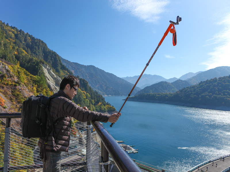 ポールを使えば柵を越えての撮影ができる