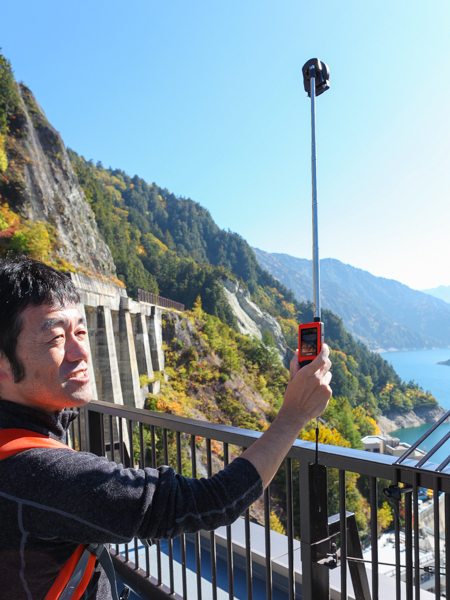 伸縮する棒の先端にカメラを取り付け、手元部分にはコントローラーを固定するという使い方をしているのは、カシオ計算機 QV事業部の柳和典氏