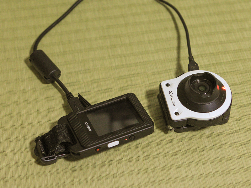 宿に帰って、カメラ部分とコントローラーそれぞれをUSBで充電した