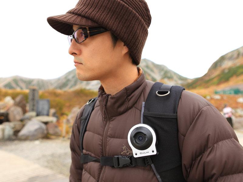 クリップアタッチメントを使えばカメラ部分をこのように固定できる