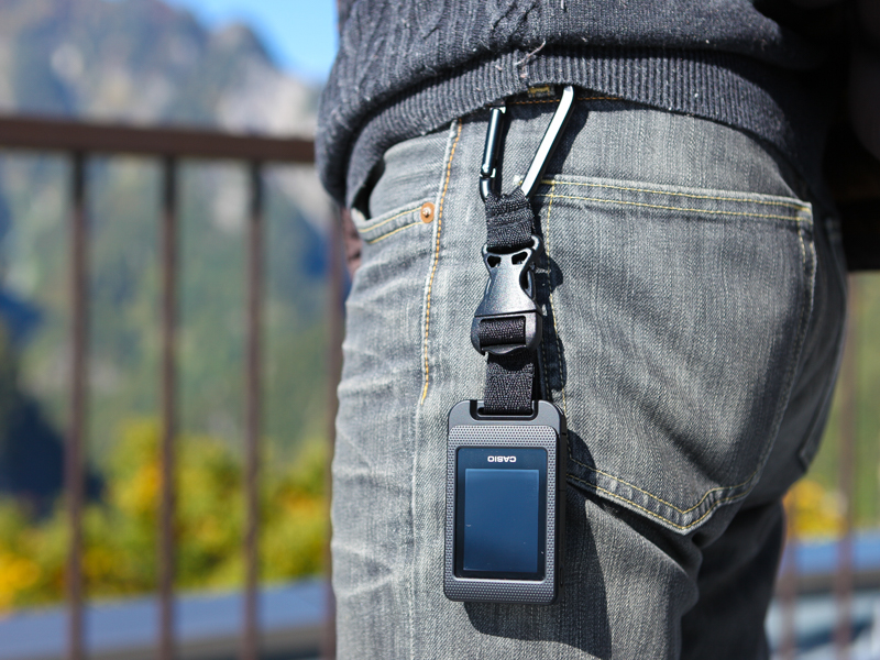 インターバル撮影時は、コントローラーをこのように提げておくと手が空く