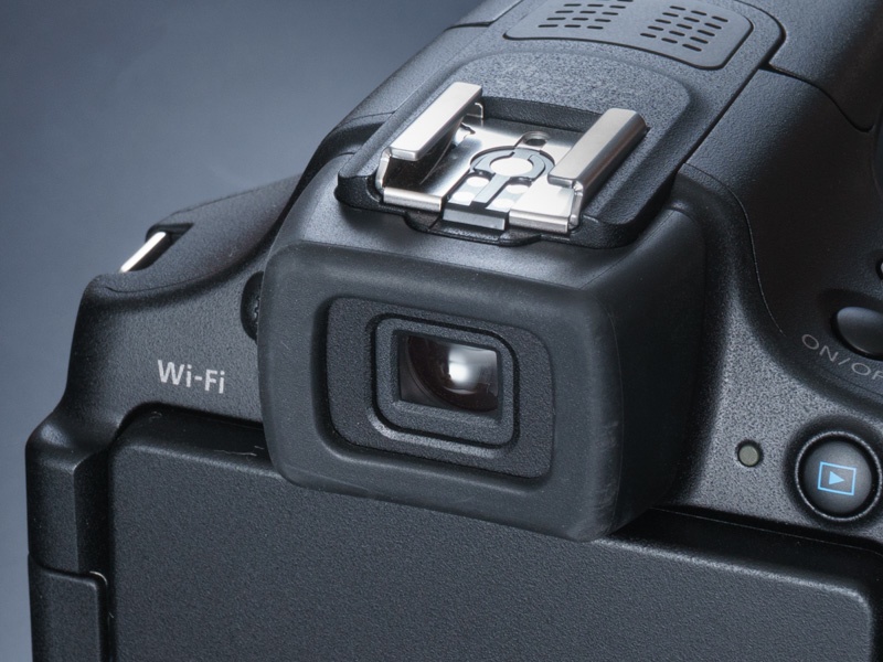 約92.2万ドット相当のEVFを装備。左側には視度調整ダイヤルがある