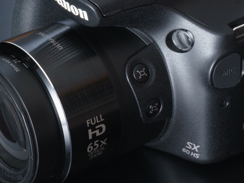 レンズ側面の上にあるのが「フレーミングアシスト-探索」ボタン、下にあるのが「フレーミングアシスト-固定」ボタン。固定ボタンを押した場合は、手ブレ補正が作動し、画面表示のブレが低減される