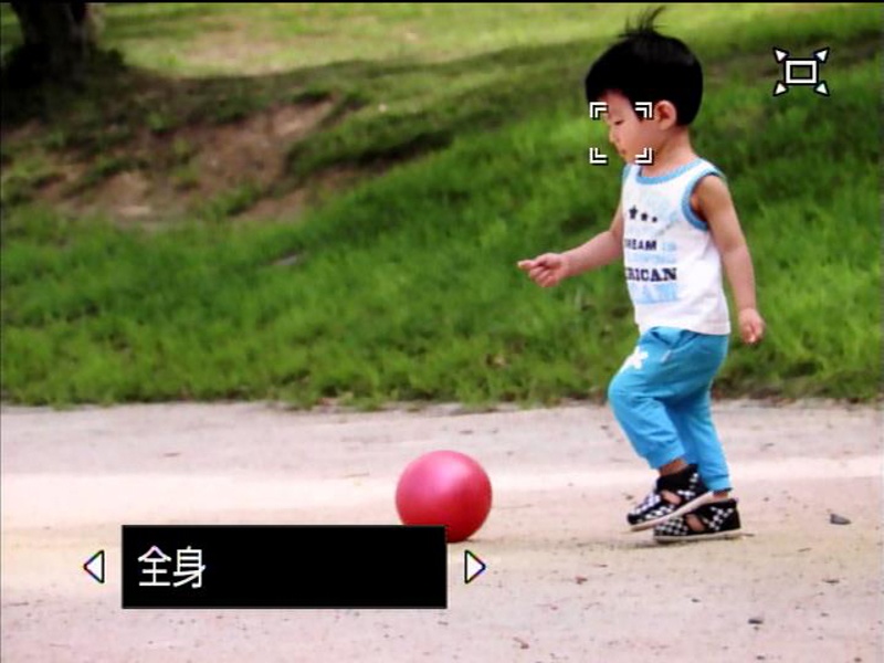 左から順に、オートズームを「顔」「上半身」「全身」に設定した状態。画面に対する顔の大きさが維持されるように、被写体の動きに応じて自動的にズームが行われる